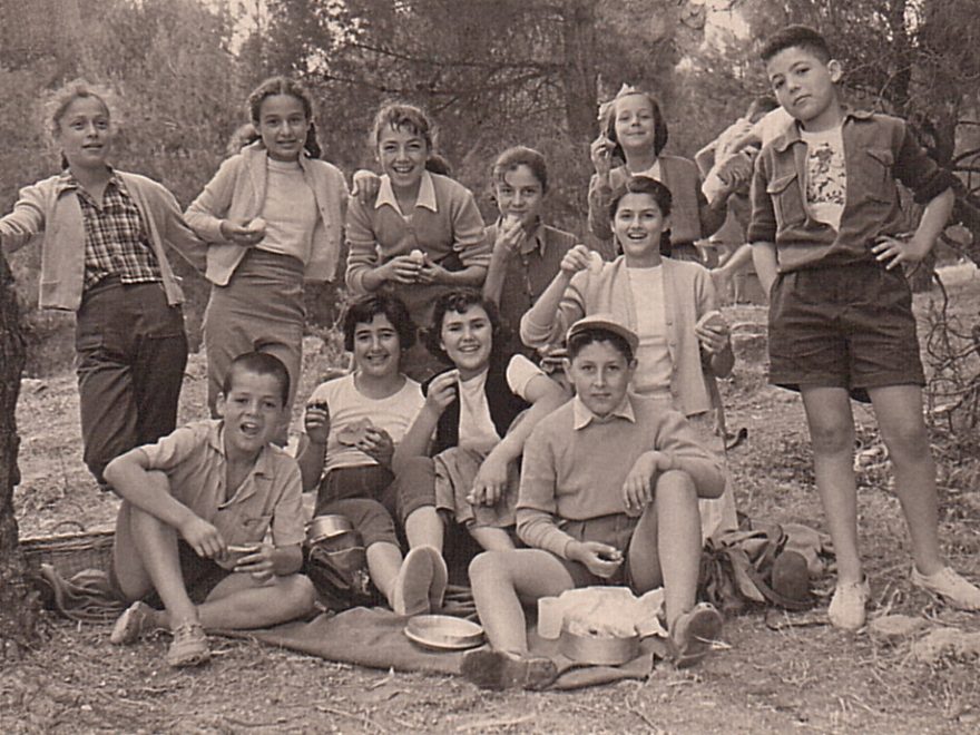 Σχολική εκδρομή της δεκαετίας του '50. Ο Λουκιανός, τελευταίος από δεξιά καθισμένος, περιστοιχίζεται -ως συνήθως- από κορίτσια
