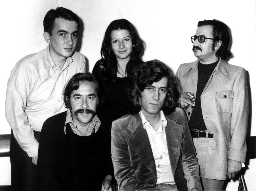 Φωτογραφία από τη συνέντευξη τύπου με τους συντελεστές του ομώνυμου δίσκου (1973). Από αριστερά κάτω: Γιάννης Νεγρεπόντης, Λουκιανός Κηλαηδόνης, από αριστερά επάνω: Γιάννης Κιουρκτσόγλου, Ιωάννα Κιουρκτσόγλου, Γιώργος Μακράκης