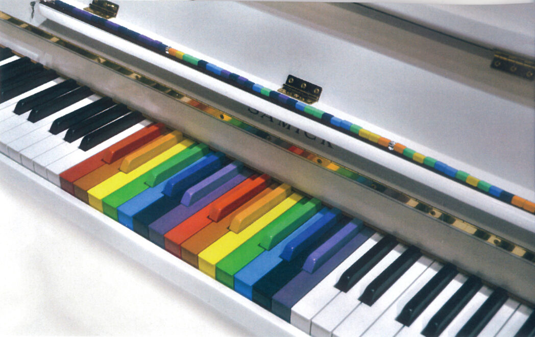 Πιάνο με χρωματισμένα πλήκτρα, από την έκθεση με τίτλο 