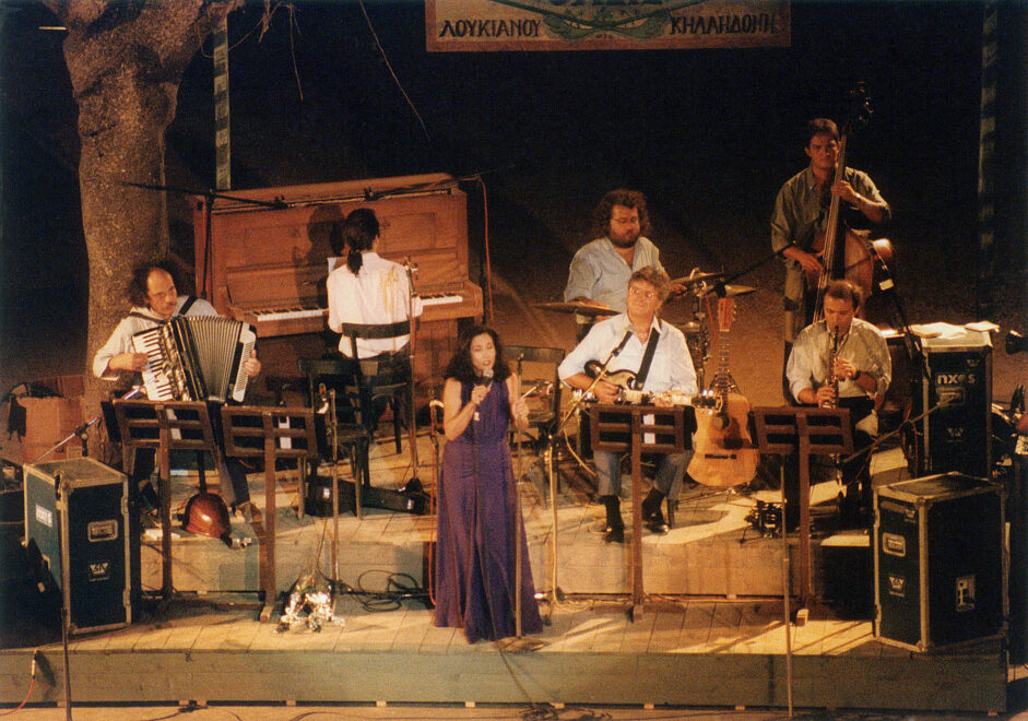 Η Νένα Μεντή σε στιγμιότυπο της μουσικής παράστασης